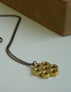 Collier fleur écrous dorés