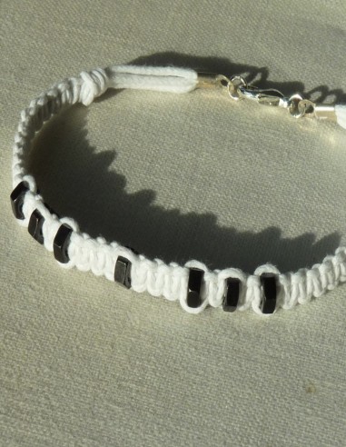 Bracelet macramé blanc et écrous noirs